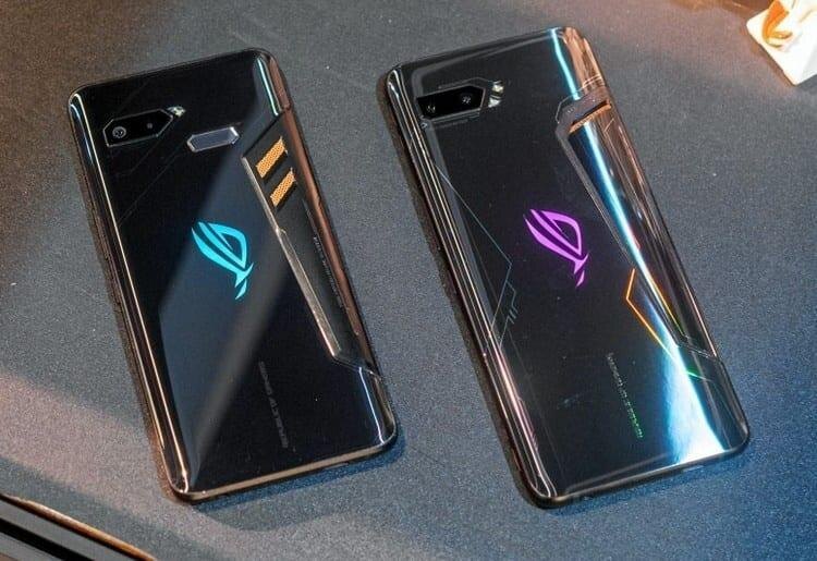 Два игровых смартфона Asus ROG Phone II на поверхности