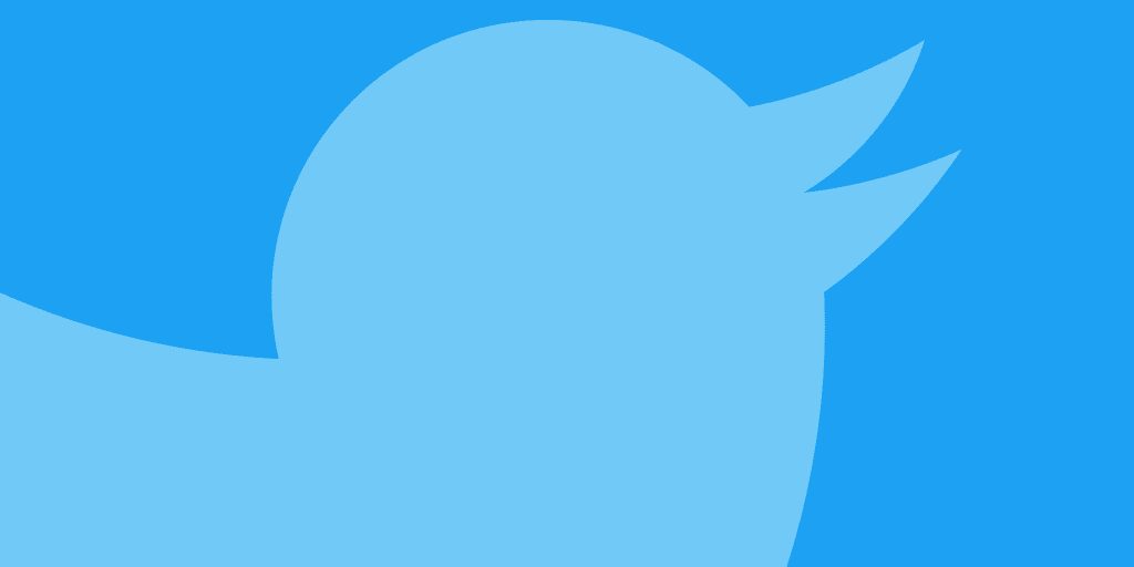 Логотип Twitter с изображением птицы на светло-голубом фоне