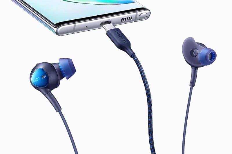 Наушники Samsung с активным шумоподавлением подключены к USB-C разъему смартфона