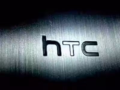Логотип HTC на металлической поверхности смартфона Desire 19s