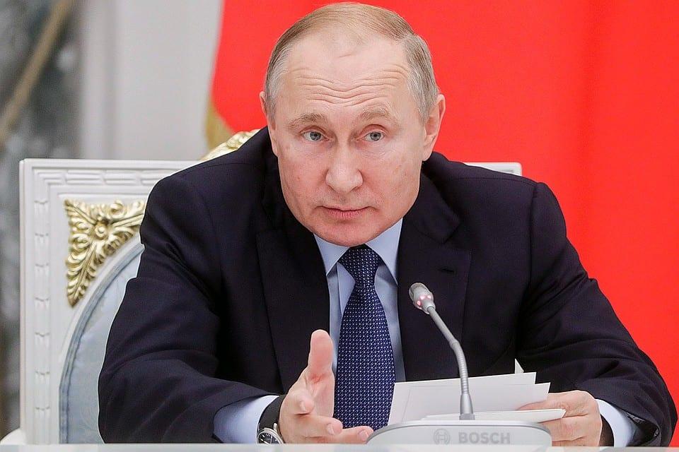 Владимир Путин предложил заменить "Википедию" более достоверным аналогом ()