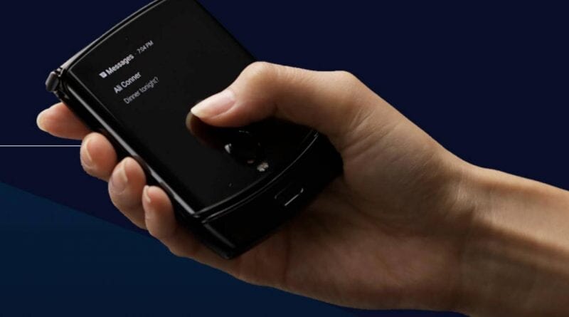 Рука держит складной телефон Motorola Razr 2 с черным экраном