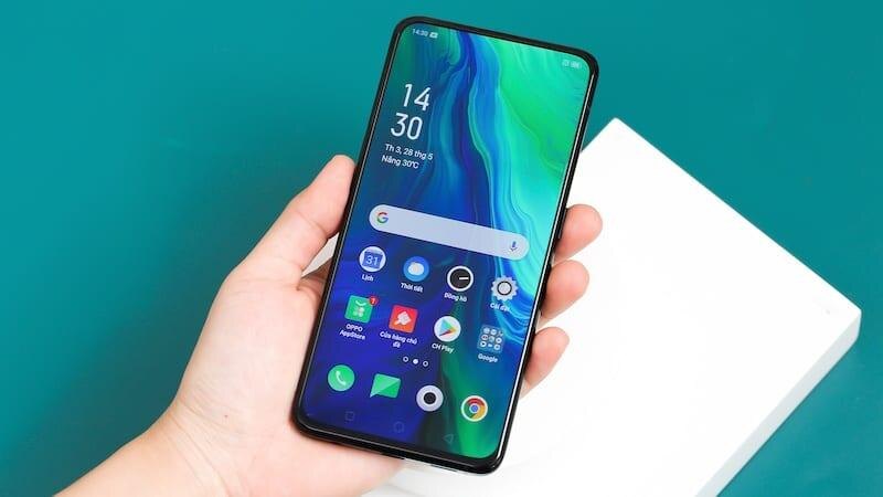 Смартфон Oppo Reno 3 в руке с ярким экраном
