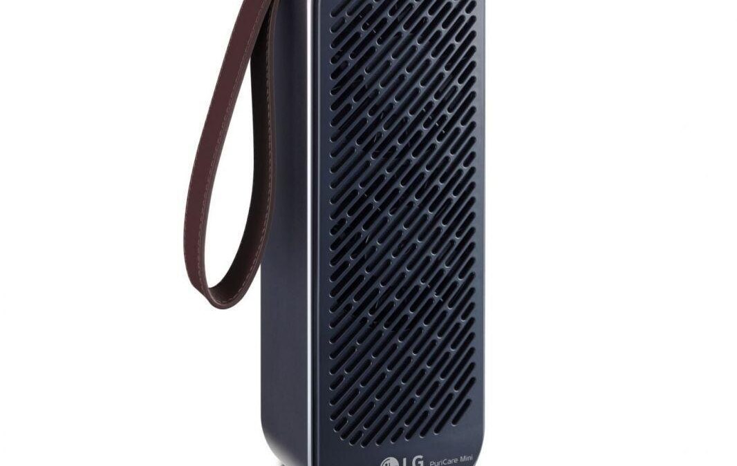 переносной очиститель воздуха LG PuriCare Mini в черном цвете с ремешком сбоку