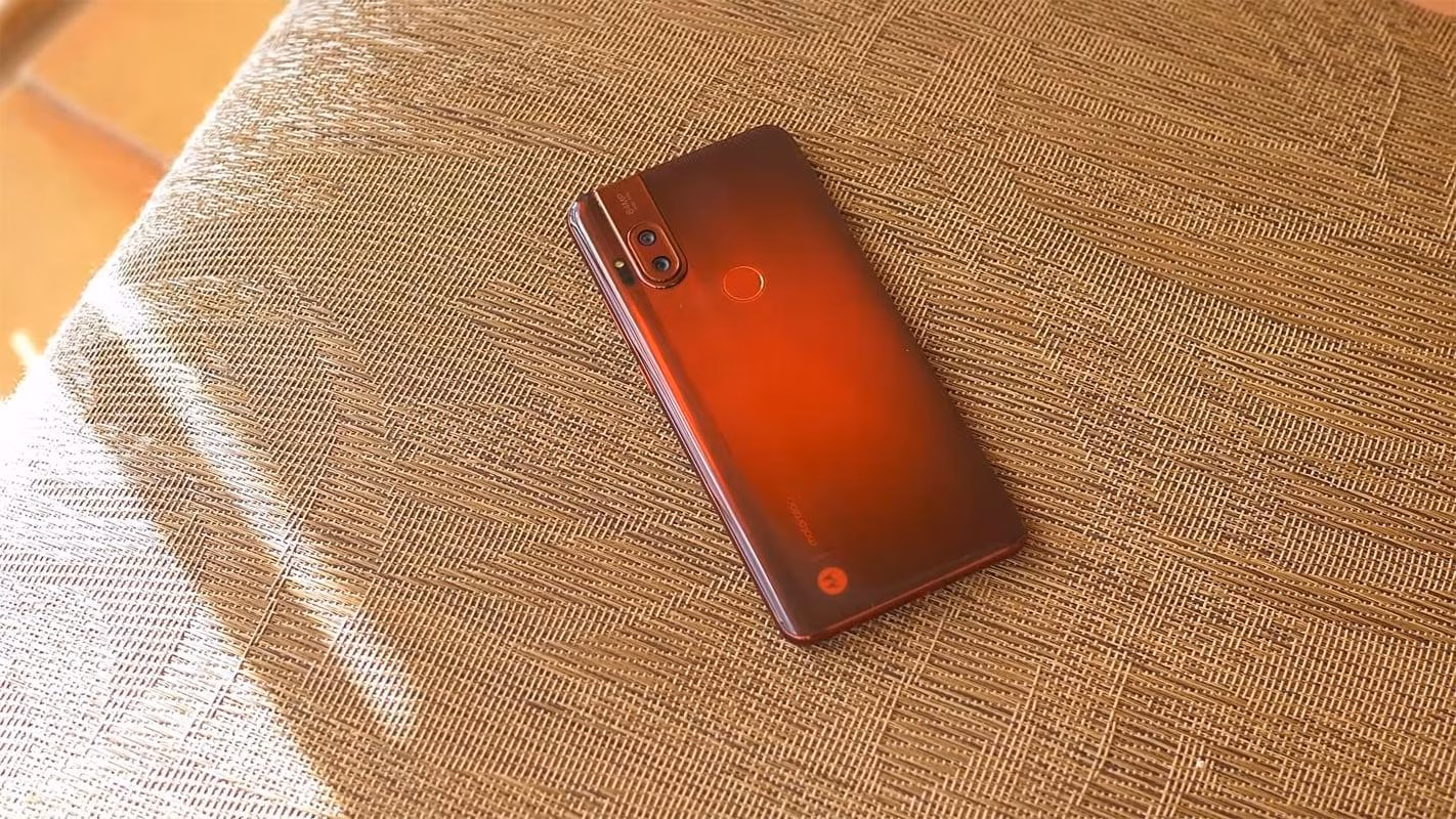 Motorola официально представила смартфон One Hyper 4 567657