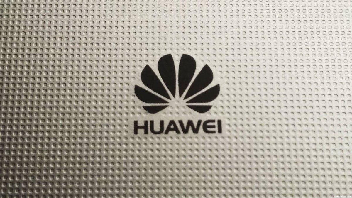 Логотип Huawei на перфорированной поверхности металлической материнской платы