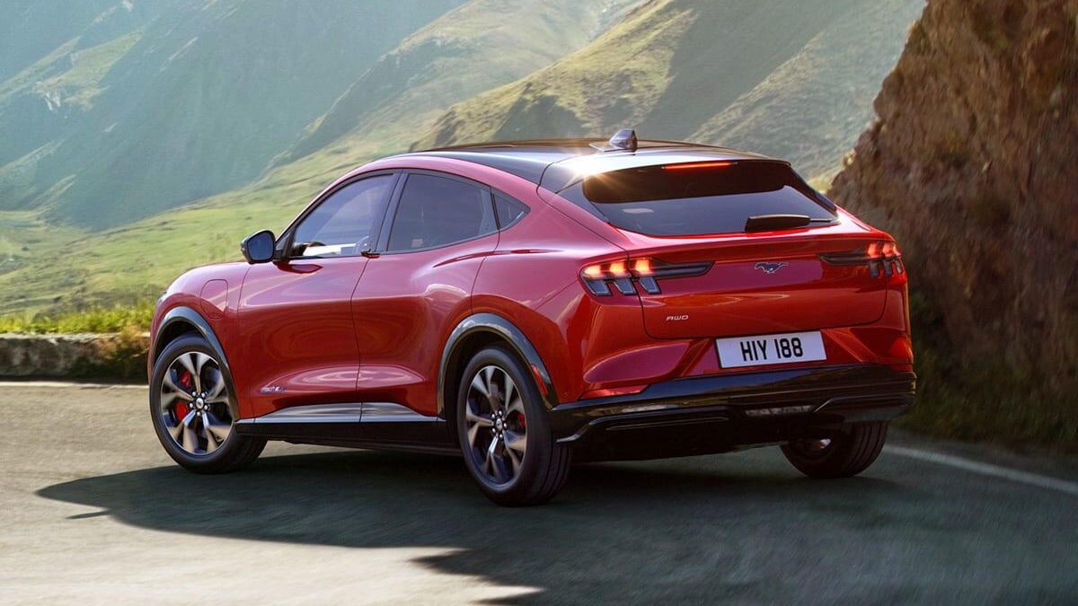 Красный кроссовер SUV на извилистой дороге в горах