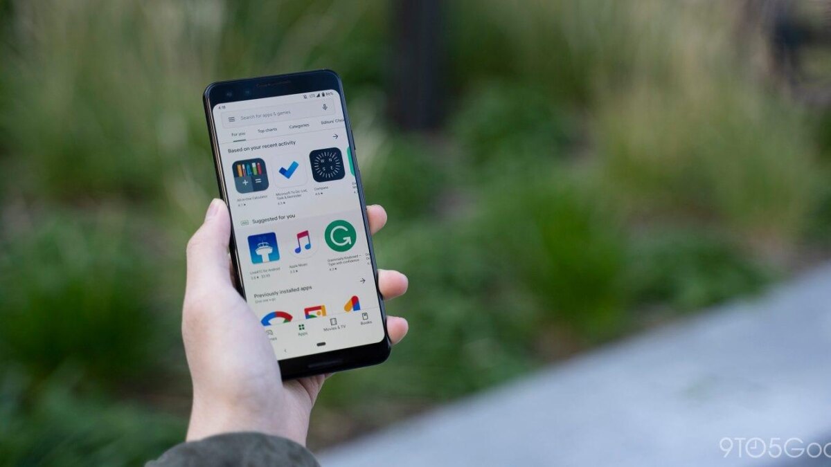 Пользователь держит смартфон Google Pixel с отображением магазина приложений