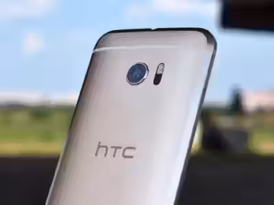 Задняя часть HTC блокчейн смартфона с камерой и вспышкой