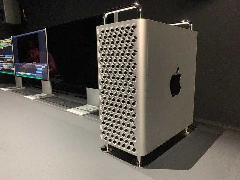 Новый компьютер Mac Pro на рабочем столе в выставочном зале