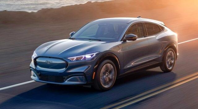 Электрический кроссовер Ford Mustang Mach-E на дороге в движении