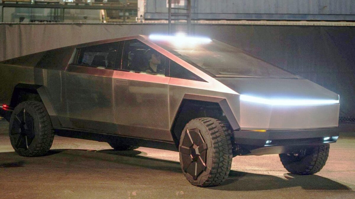 Илон Маск говорит, что Cybertruck может провалиться 4 tesla cybertruck outside unveil modified by smnt