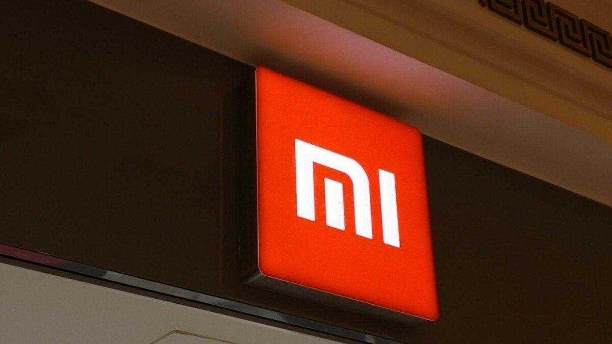 Красная подсветка логотипа Xiaomi на фасаде