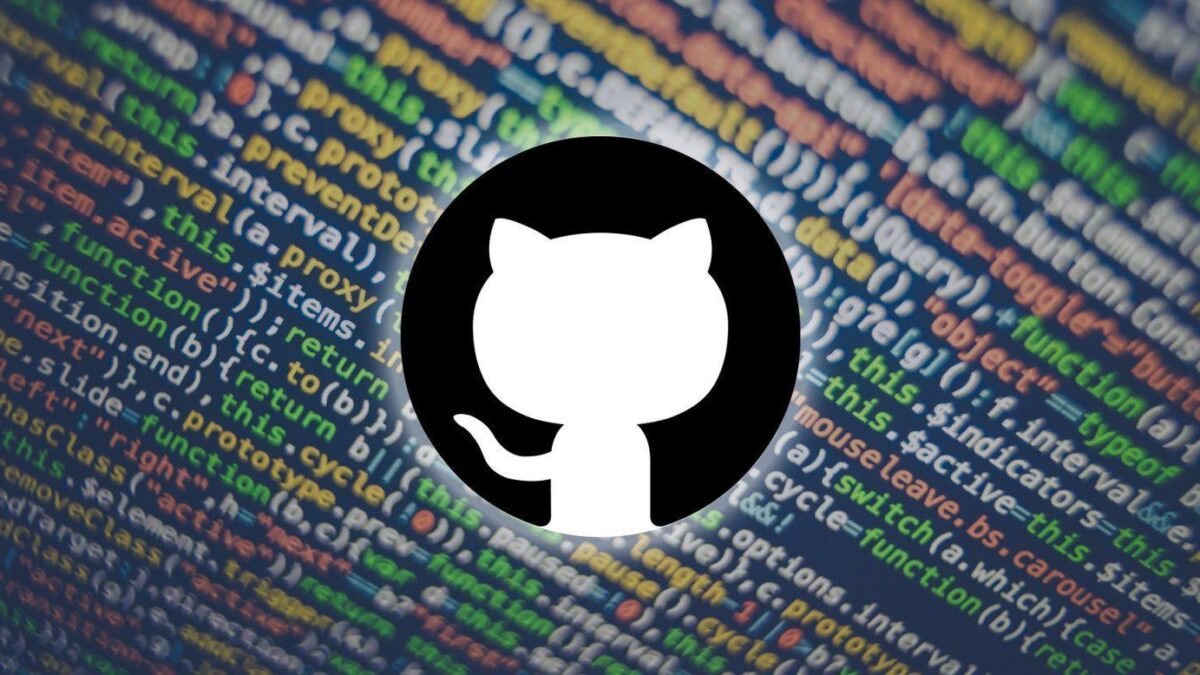 Логотип GitHub на фоне компьютерного кода с подсветкой