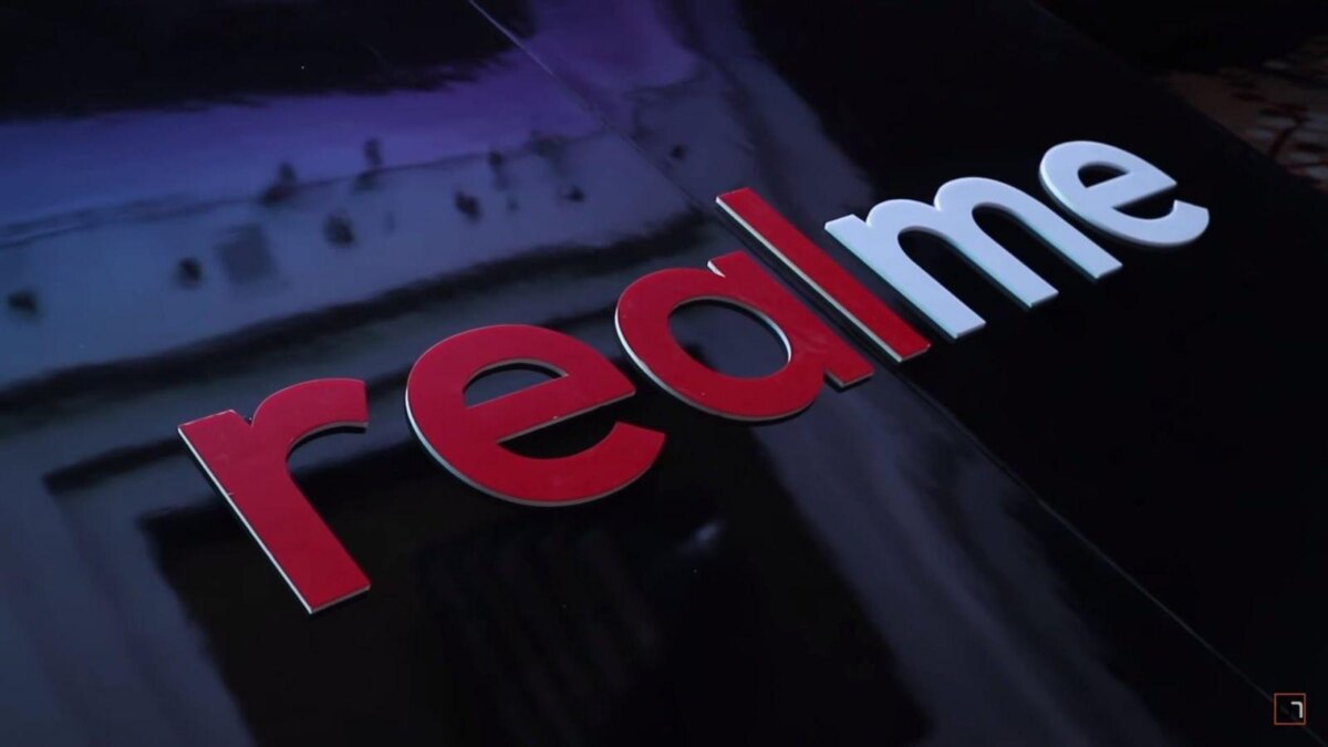 Логотип Realme на поверхности устройства под углом