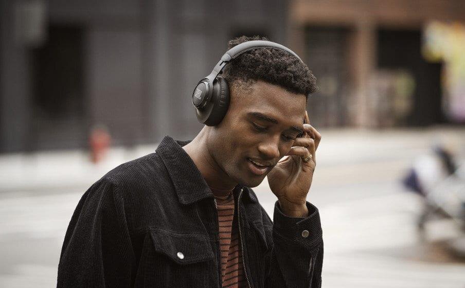 CES 2020. JBL показала новые наушники и колонки 8 341370 jbl club one lifestyle 6045bf large 1578305352