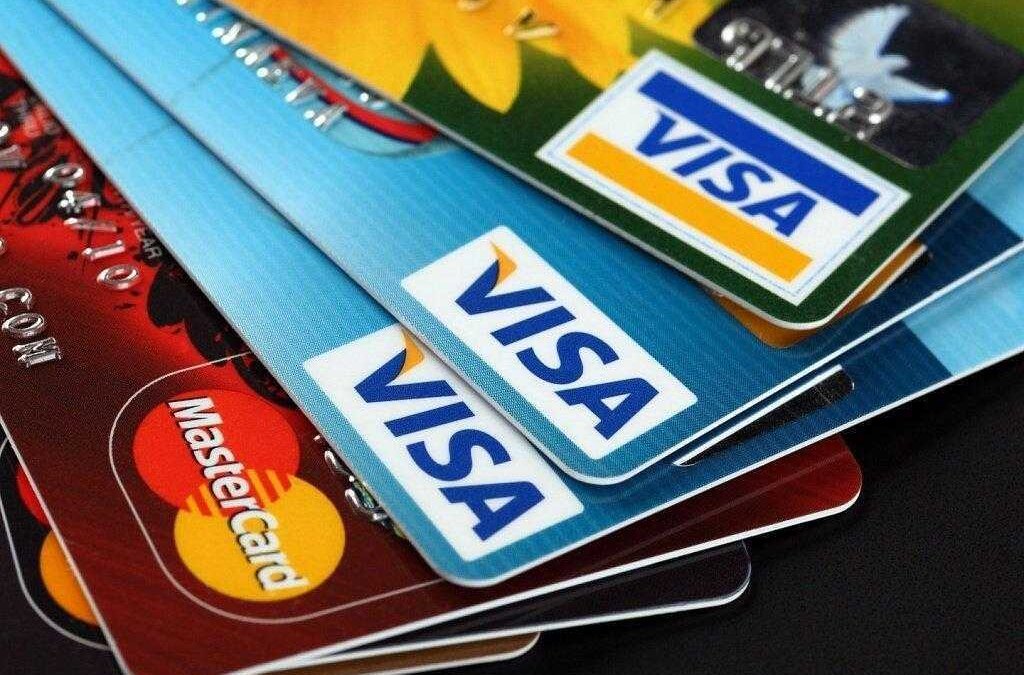 несколько кредитных карт VISA Mastercard и МasterCard на столе
