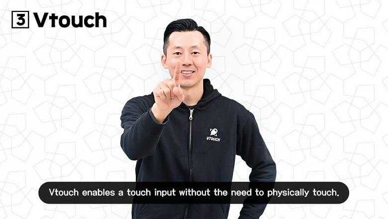 Человек показывает систему без физического касания Vtouch