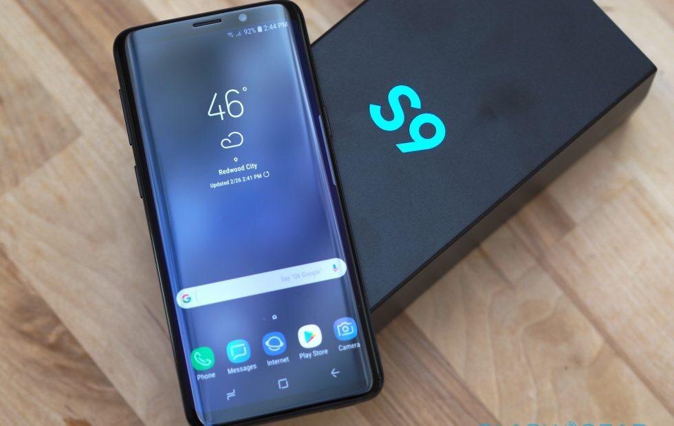 Смартфон Samsung Galaxy S9 с открытым экраном и коробкой рядом