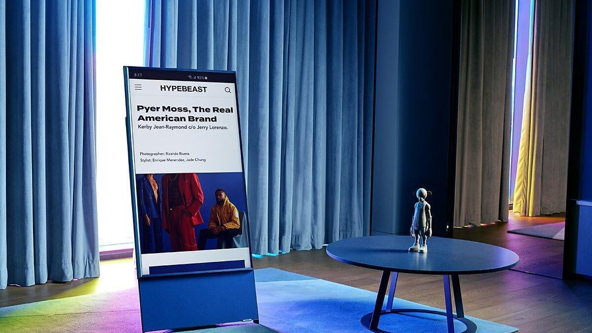 Большой телевизор Samsung с изменяющейся ориентацией и дисплеем