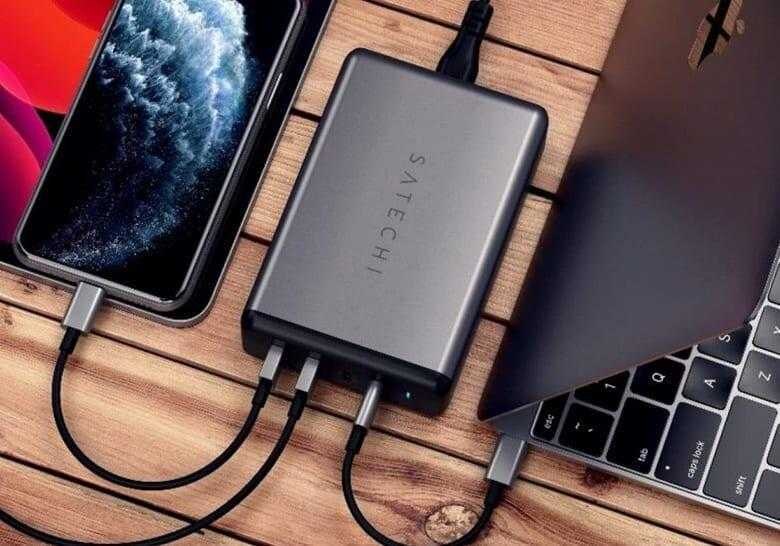 Зарядное устройство Satechi Pro USB-C PD подключено к ноутбуку и смартфону