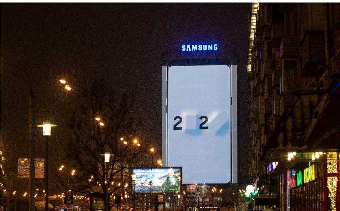 Большой дисплей телефона Samsung с числом 22 ночью