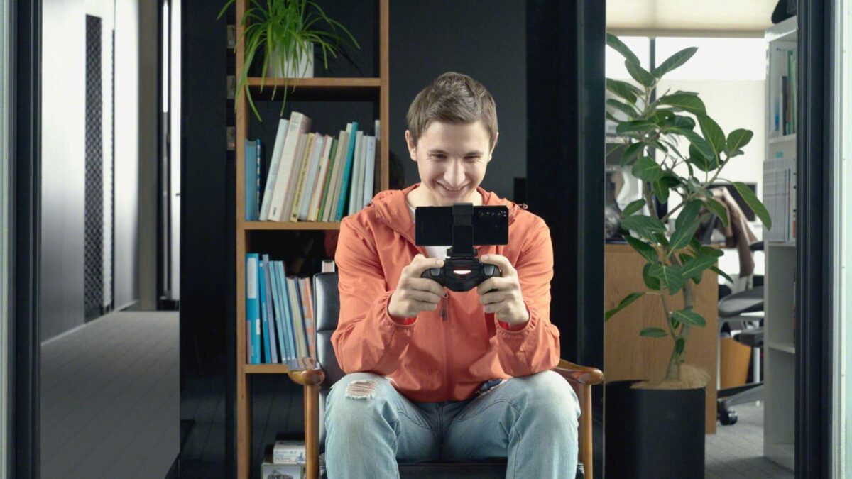 203 lifestyle gaming man dualshock4 large scaled