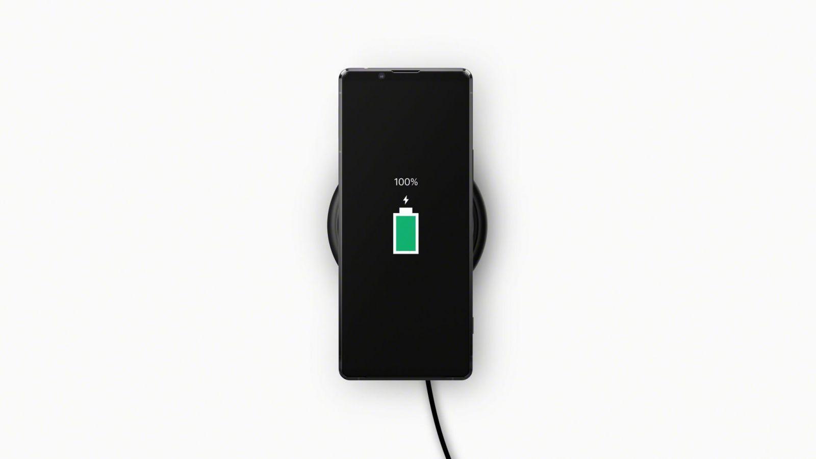 Sony официально представила флагманский 5G-смартфон Xperia 1 II (203 wireless charge large scaled)
