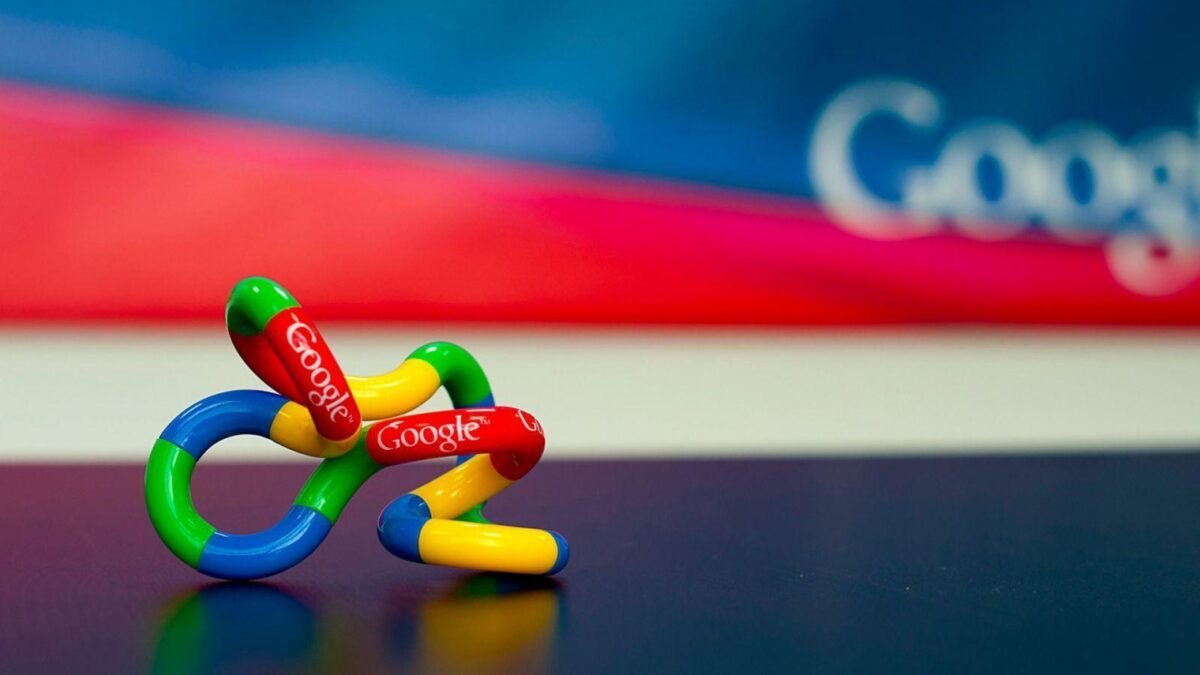 Цветные пластиковые трубки с логотипом Google на черной поверхности