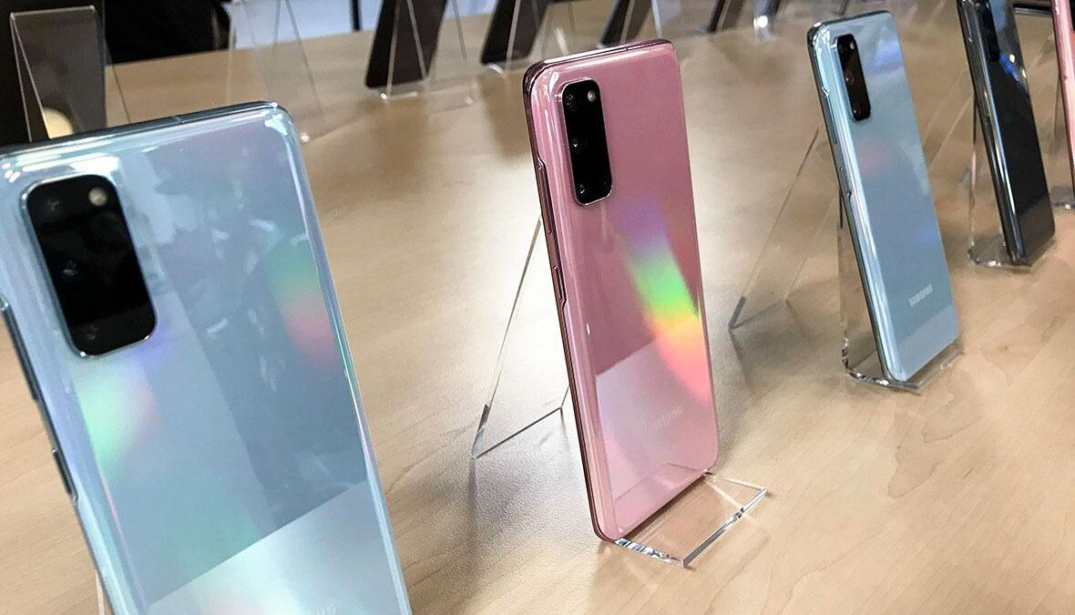 Различные смартфоны Samsung Galaxy S20 на выставке
