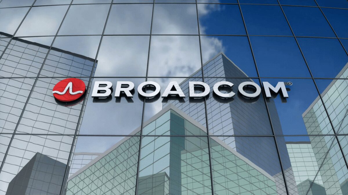 Здание с отражением других небоскребов и логотипом Broadcom
