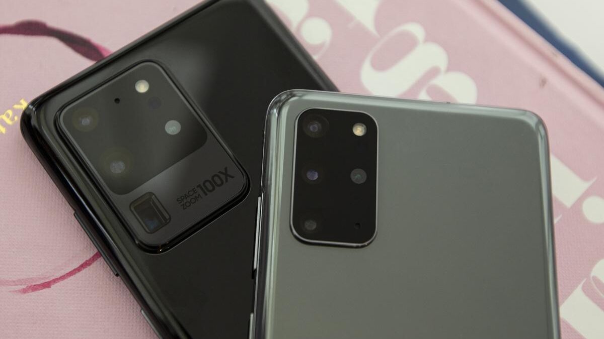 Два смартфона Samsung Galaxy S20 Ultra с камерой