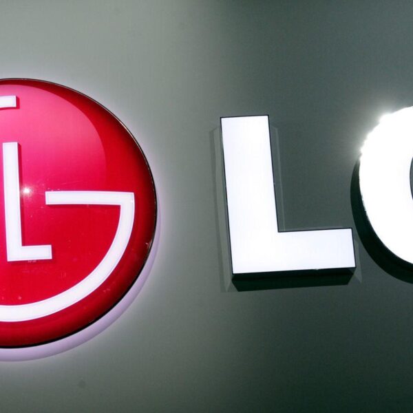 LG показала смартфон за $139 с функцией разблокировки по лицу (lg logo)