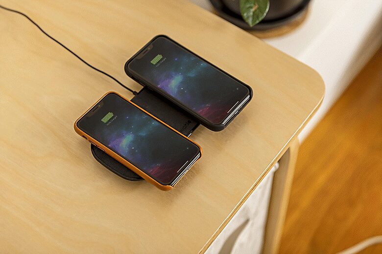 7 подарков для мужчин на 23 февраля 9 mophie dual wireless charging pad mop409903633 v h