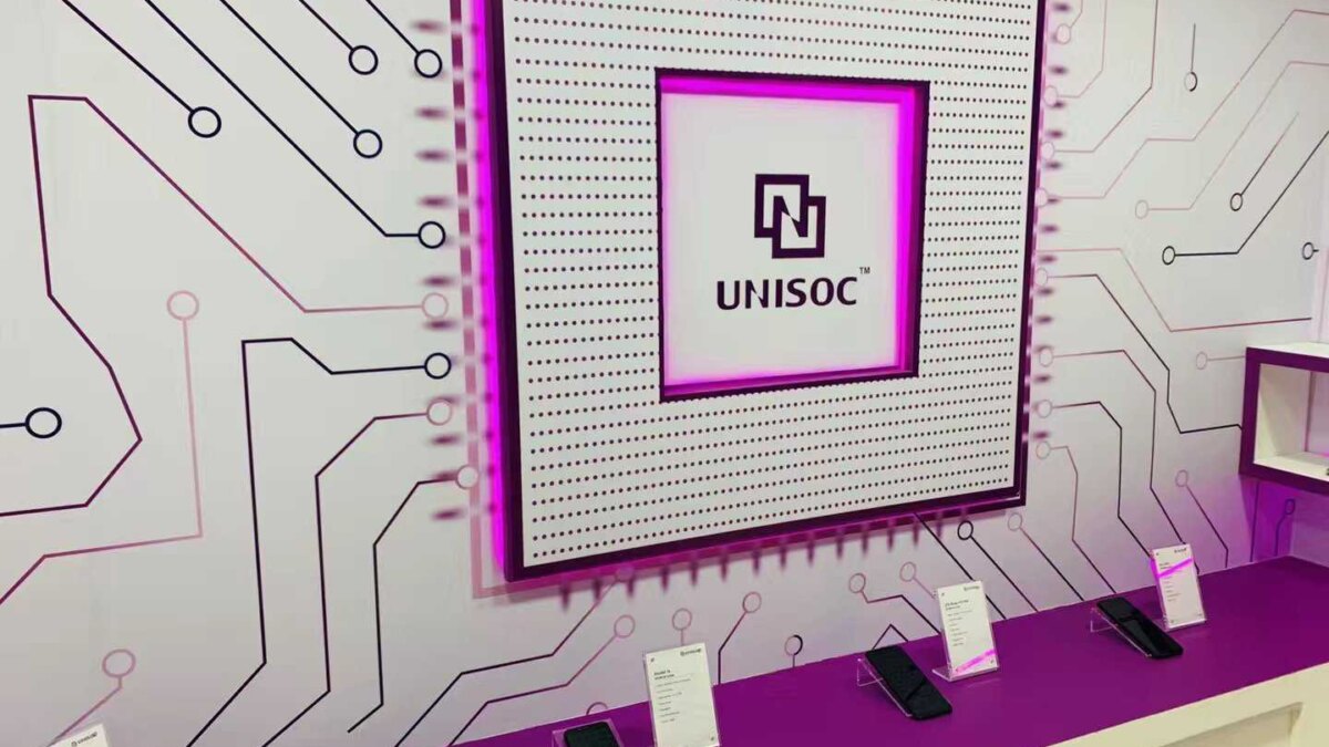 Экран с логотипом UNISOC внутри декоративной рамки с подсветкой фиолетового цвета