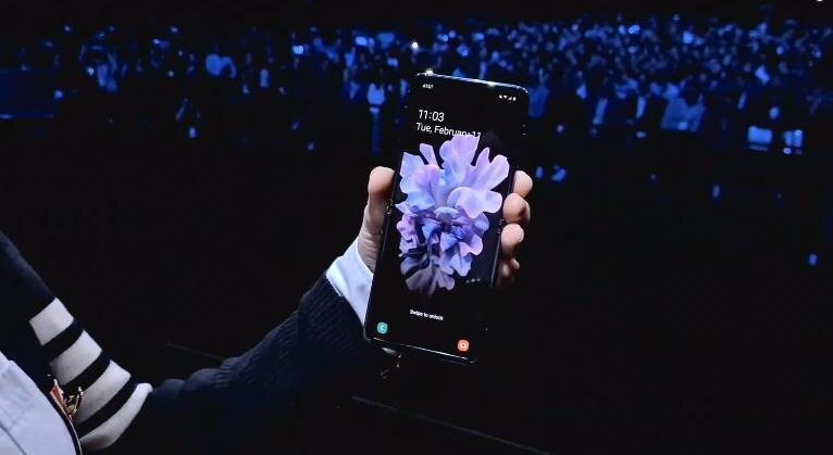 Samsung представил складной смартфон Galaxy Z Flip 11 photo 2020 02 11 22 32 43