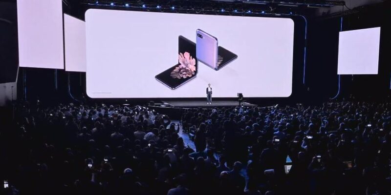 Samsung представил складной смартфон Galaxy Z Flip (photo 2020 02 11 22 32 48)