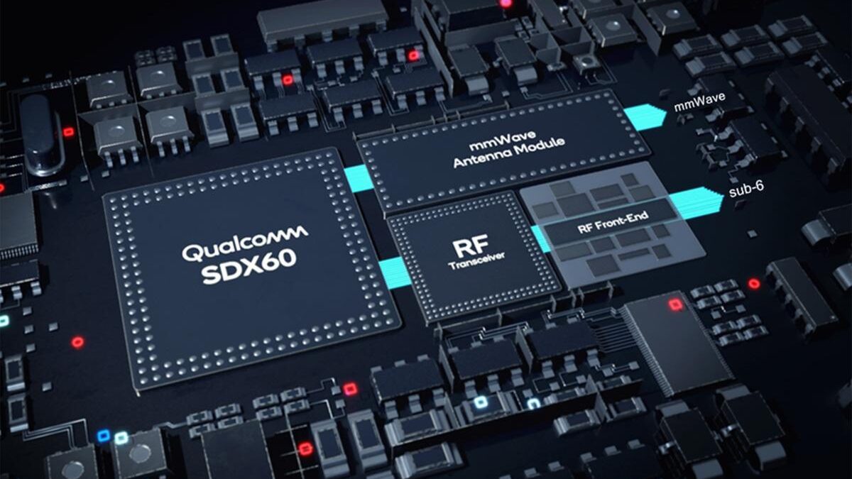 Чип Qualcomm X60 5G на плате смартфона iPhone 2021 года