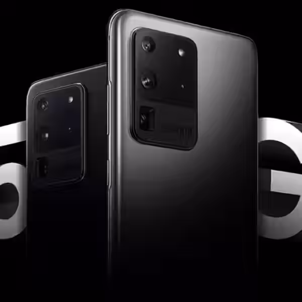 Задняя панель смартфона Samsung Galaxy S20 с тремя камерами и логотипом