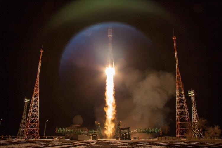 Ракета-носитель запускающая спутники OneWeb на орбиту ночное небо