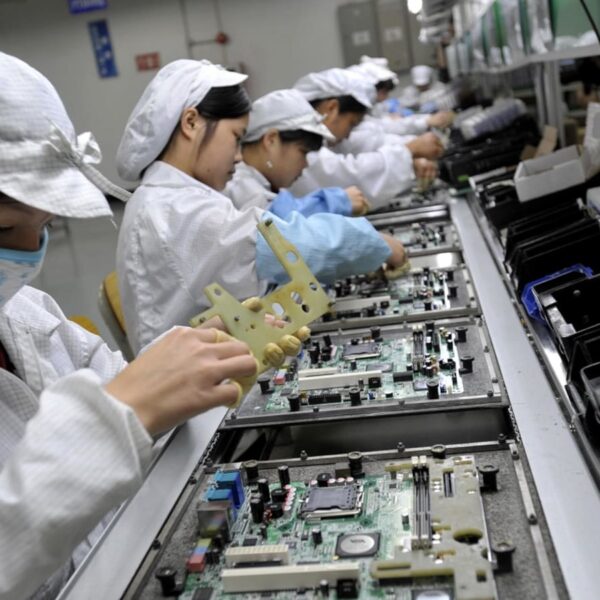 Foxconn возобновляет производство iPhone 9 (104859991 foxconn factory)