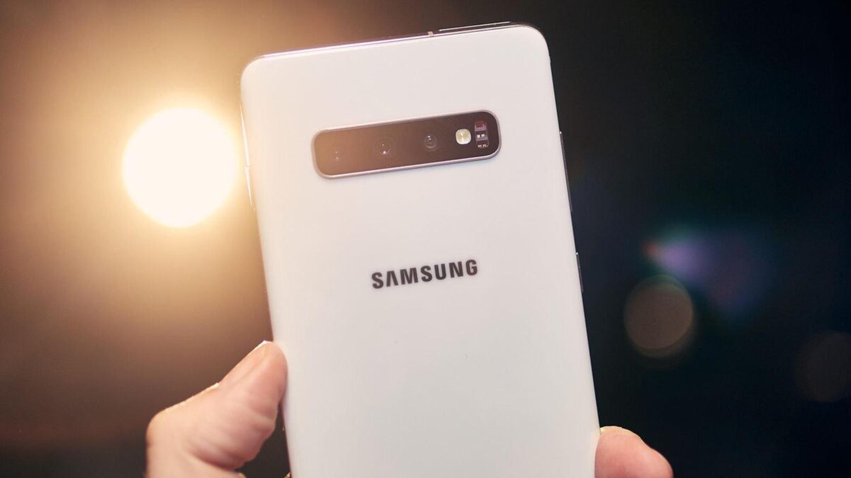 Стоит ли Samsung Galaxy S10 своих денег в 2020 году? 7 1561017831 samsung galaxy s10 hoyle 1