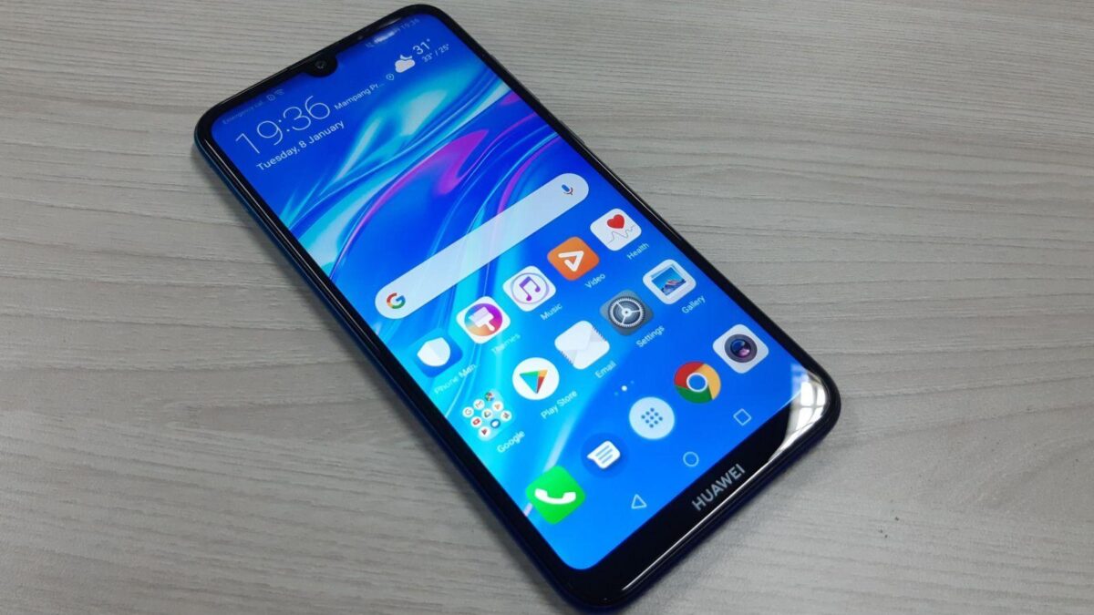 2019 smartphone huawei y7 pro 2019 lies on a wooden table 133245 19
