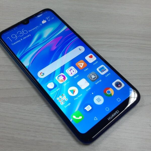 Huawei Nova 7 получит процессор Kirin 985 (2019 smartphone huawei y7 pro 2019 lies on a wooden table 133245 19)