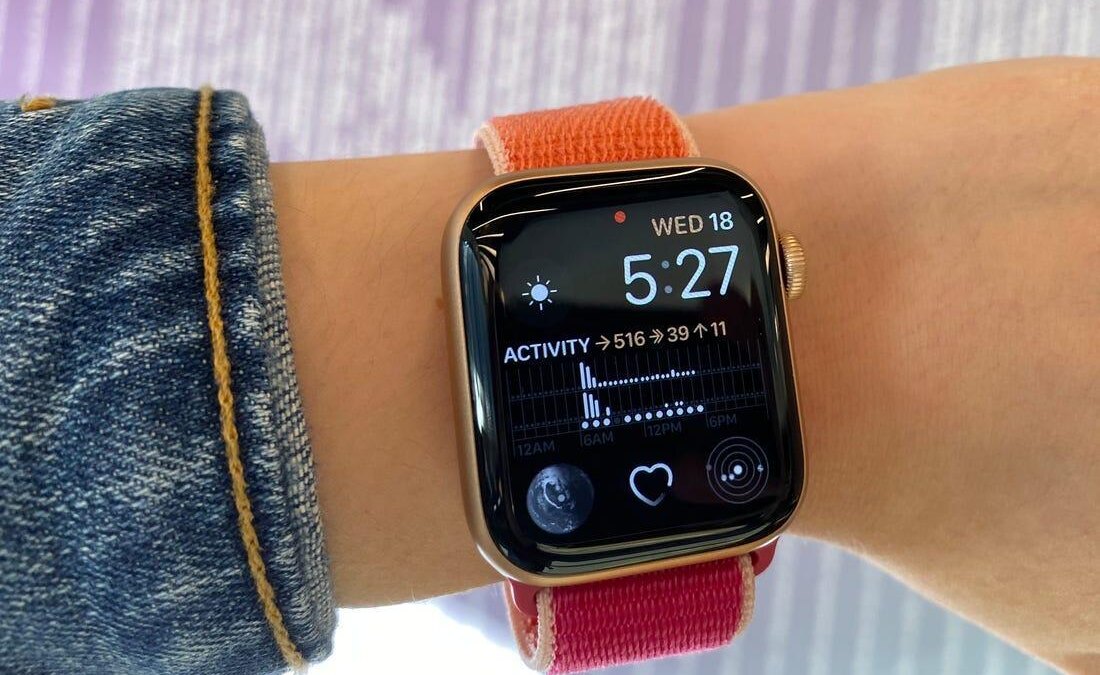 Умные часы Apple Watch с отображением времени и активности на экране