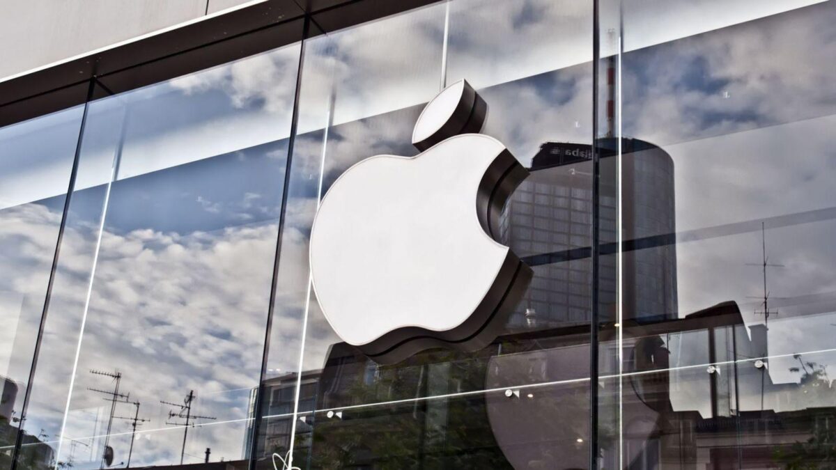 Витрина с логотипом Apple и стеклянным фасадом