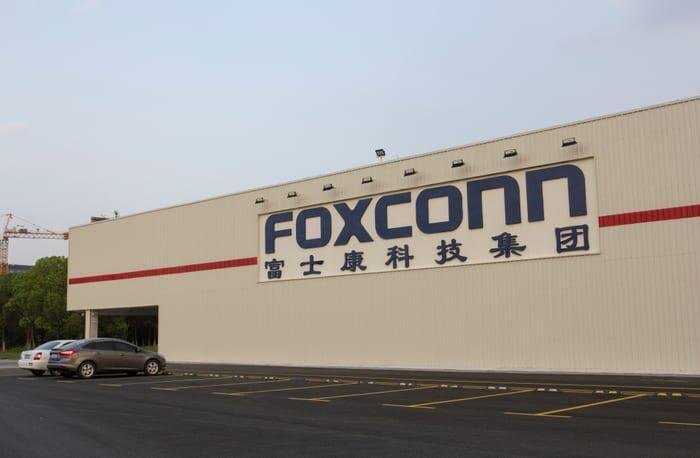 apple iphones parts manufacturer foxconn work china coronavirus news