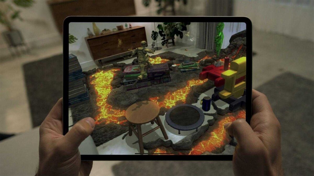 На изображении показан iPad Pro с дополненной реальностью и игровой сценой на экране