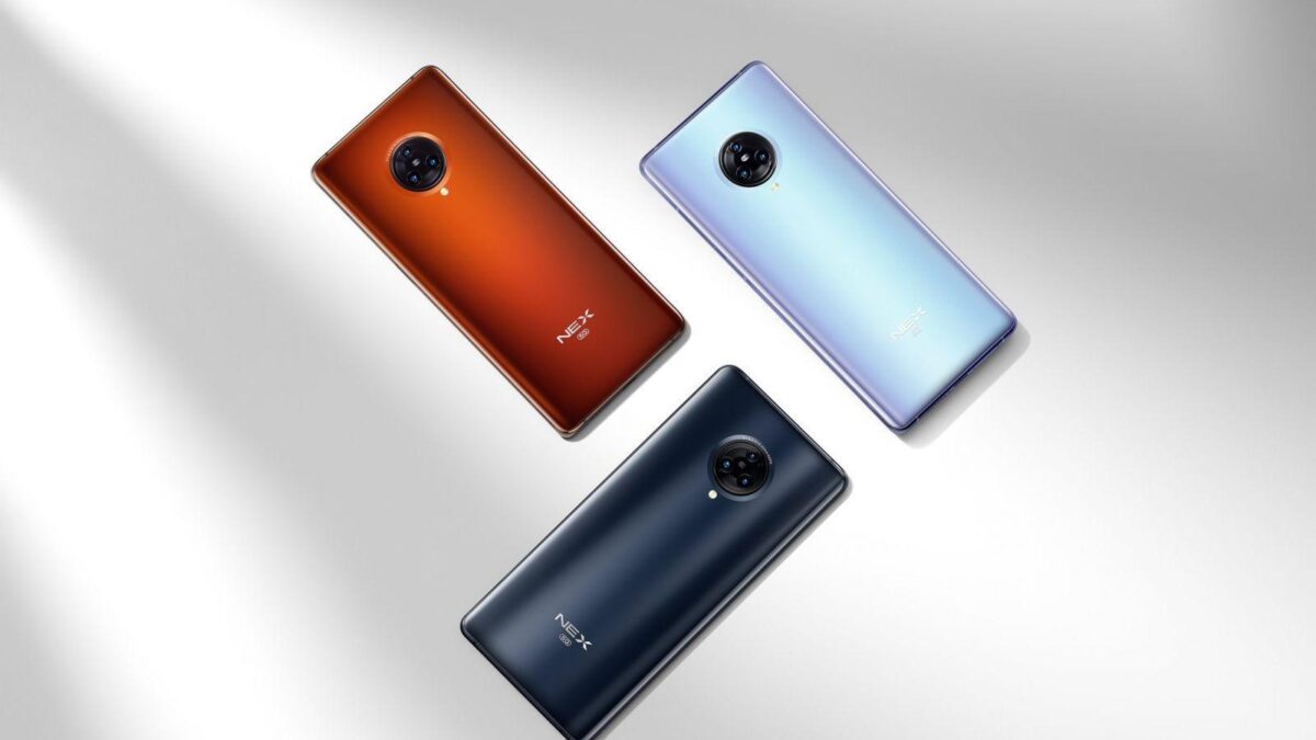 Три цветных смартфона Vivo NEX 3S 5G на белом фоне