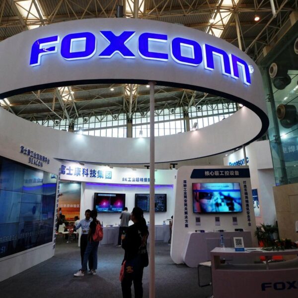 Компания Foxconn планирует возобновить производство к концу марта (foxconn bat)